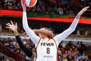 WNBA黑人球员暴击白人脑袋 被驱逐后发文：白人有特权！
